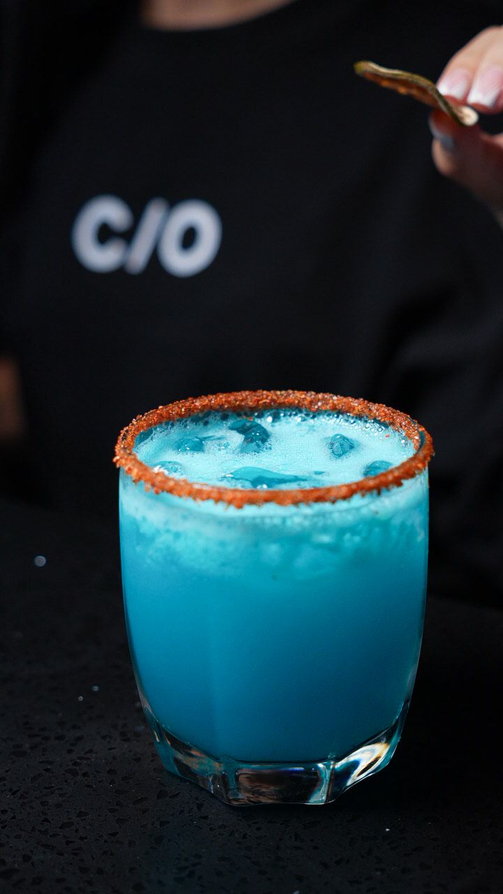 Cóctel azul con borde de tajín