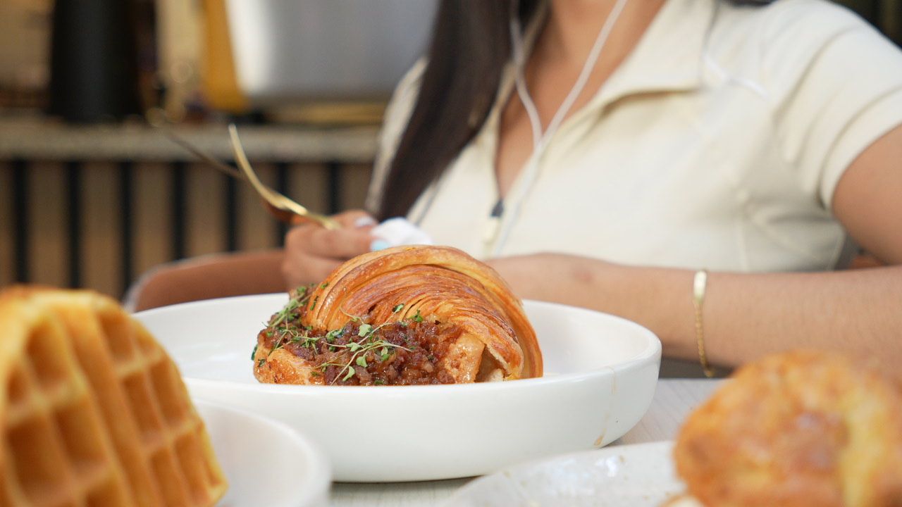 Croissant relleno en un plato blanco