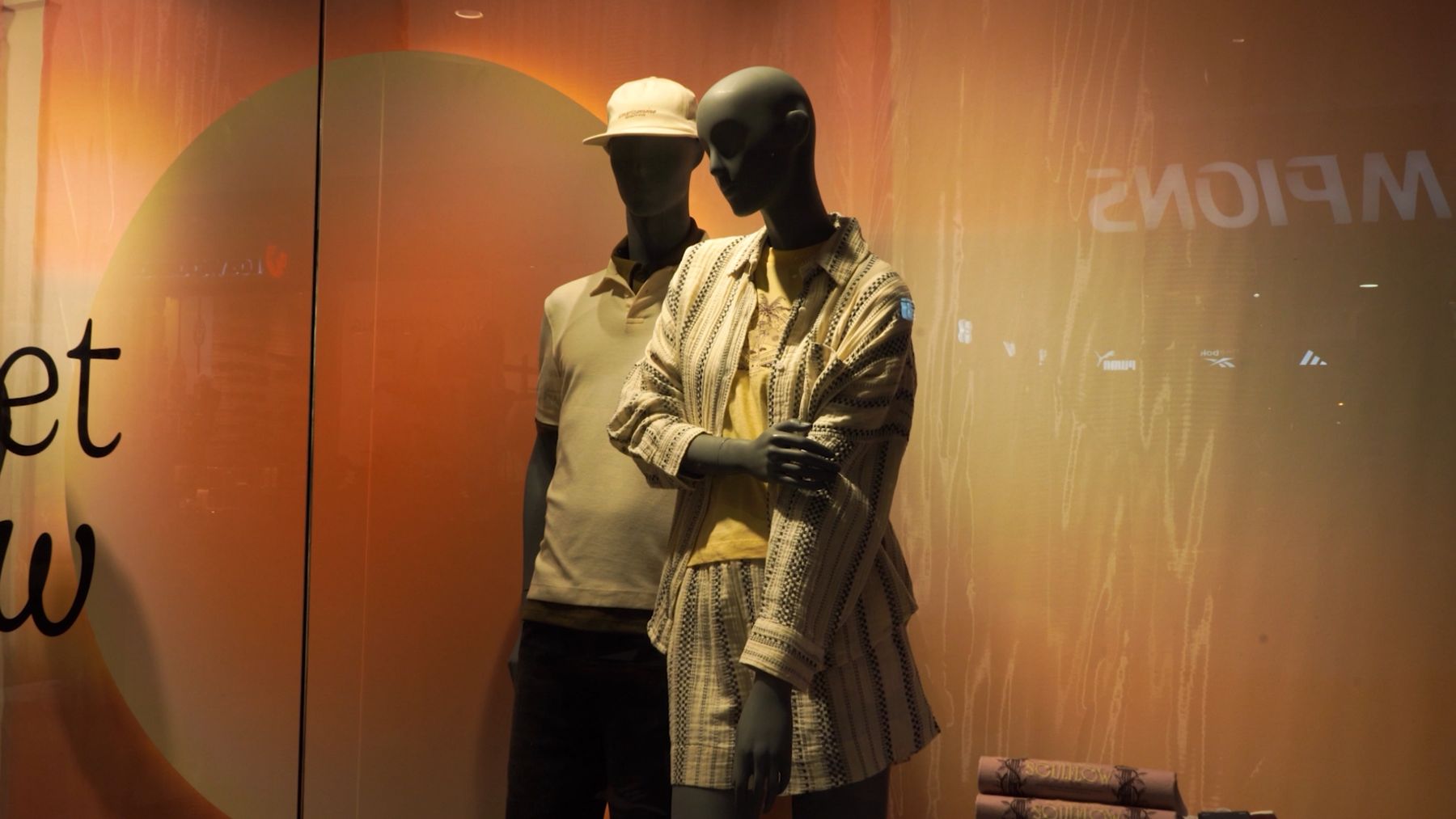 Vitrina de moda con maniquíes